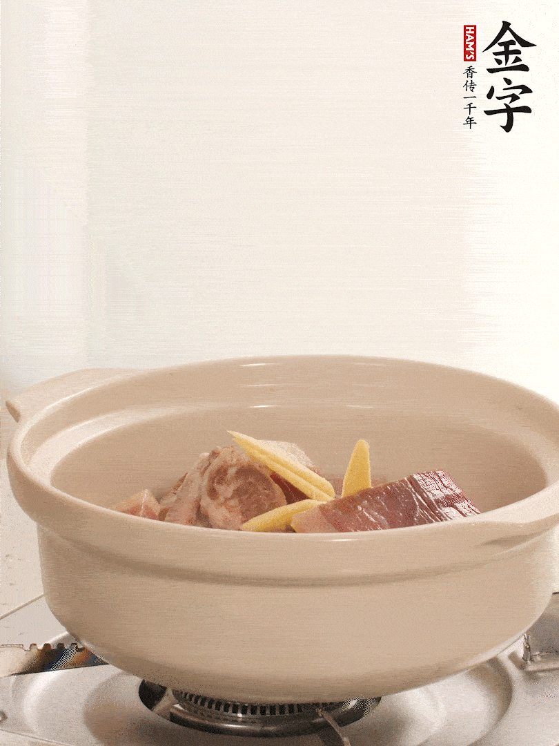 湯鍋放入排骨、火腿、姜，加適量水。煮開后轉(zhuǎn)小火燉40分鐘。