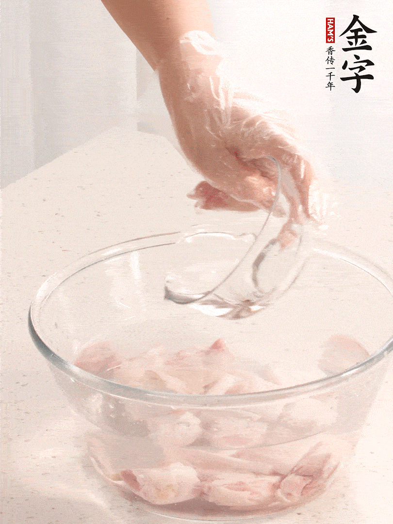 豬蹄除去雜毛、刮去油膩，斬成大塊，冷水浸泡半小時(shí)出血水，冷水下鍋，放入姜片、醋去腥，水燒開(kāi)大約2分鐘，撈出。（白醋能夠讓豬蹄更白凈）