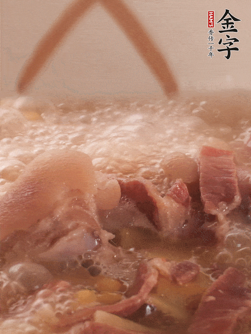 大火將水煮開(kāi)后，蓋上鍋蓋，轉(zhuǎn)小火慢燉1個(gè)半小時(shí)。