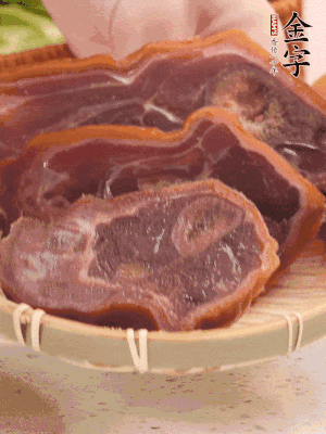 金字火腿蹄片溫水泡10分鐘。