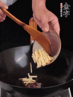 留少許余油，下姜絲、毛豆、火腿翻炒。