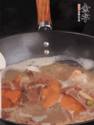 最后用面糊勾芡，燒至收汁，出鍋前撒點(diǎn)蔥段。