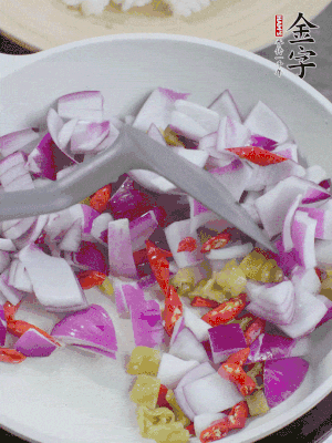 冷鍋熱油，下洋蔥、小米辣、泡椒，炒出香味。