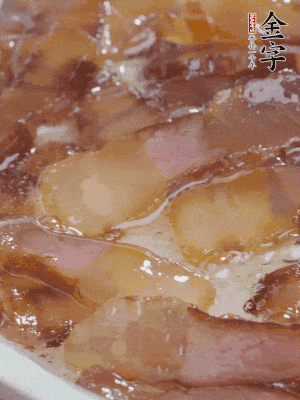 油5成熱，醬油肉煸香。