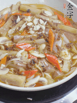 撒蒜末、香菜末。