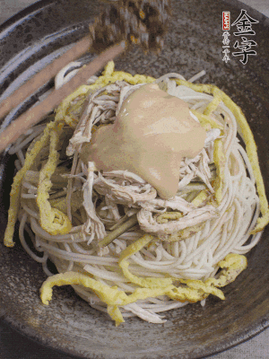 生抽1勺、醋1勺、芝麻醬1勺、金字火腿大師醬1勺。