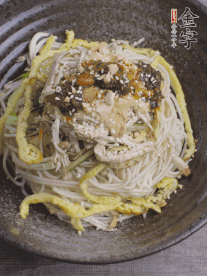 撒上花生碎、白芝麻、蔥花。