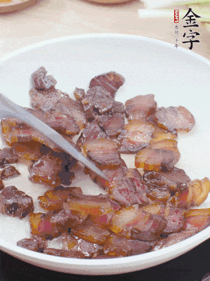 熱鍋少油，醬油肉煸出油脂，盛出。