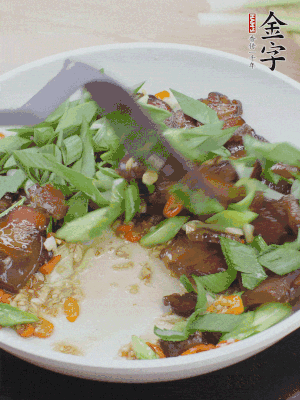 倒蒜葉翻炒均勻。