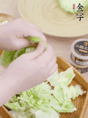 卷心菜掰成小片。