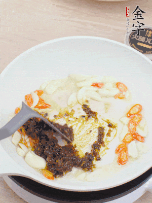 豬油下鍋，爆香蒜片、金字火腿XO醬。