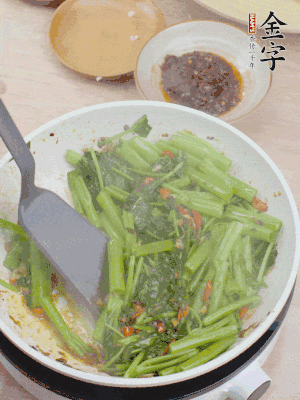 下空心菜炒軟。