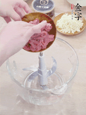 牛肉攪成牛肉泥。