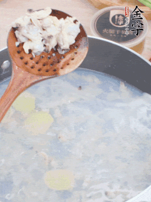 沸水下花蛤肉、姜片、料酒焯水。