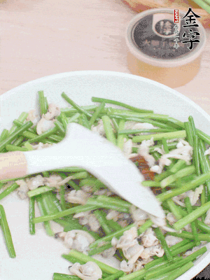 再下花蛤肉、1勺金字火腿干貝醬翻炒攪勻。