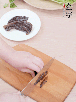 金字醬油肉下鍋煮10分鐘，切薄片。