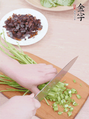 空心菜摘掉葉子，菜梗切成丁。