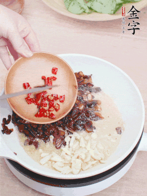 爆香蒜末、小米辣。