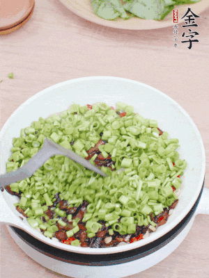 下菜梗翻炒，混合醬油肉。