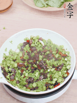 1勺生抽、1勺蠔油、1點(diǎn)點(diǎn)白糖調(diào)味。