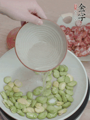 鍋中少油，下蠶豆略炒，加1/2勺鹽、一點(diǎn)糖、少許水炒勻。