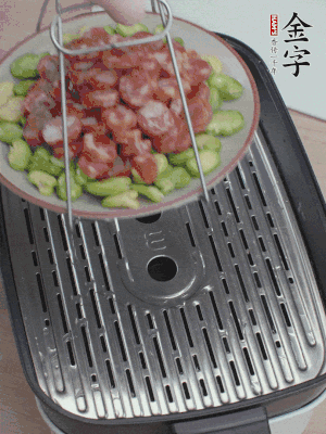 蠶豆鋪底，香腸鋪上，上鍋蒸15分鐘。