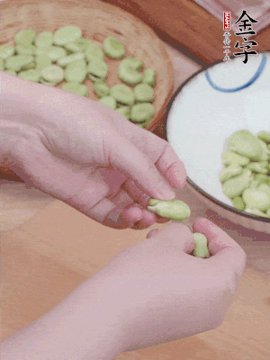 蠶豆剝殼，去掉豆衣，切碎。
