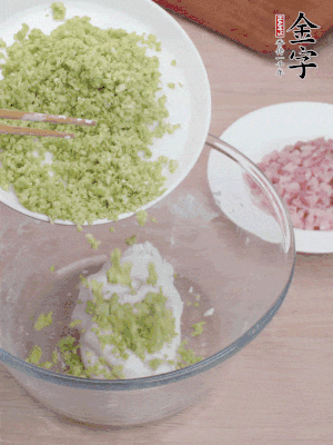 糯米粉邊揉邊加水，成團(tuán)后揉進(jìn)蠶豆、咸肉。