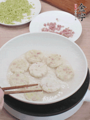 鍋中涼油，慢煎至兩面有脆殼。（油可以多一點(diǎn)）