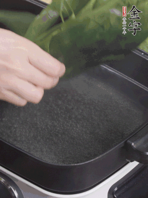 粽葉入沸水煮1分鐘，翻面再煮1分鐘，清洗干凈加水浸泡。