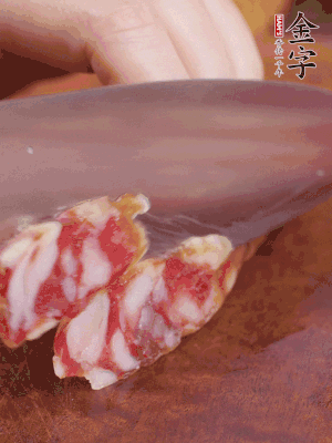 金字香腸斜切成大片。