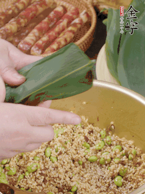 粽葉往下折，完全蓋住，兩側捏緊。