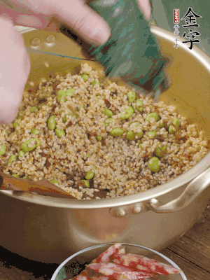 再附一張粽子，一齊向后折疊，線繩捆綁。