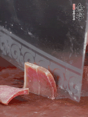 取金字火腿塊150g，切成薄片。生姜切片。