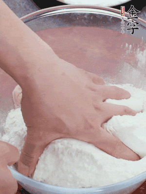 新鮮豬肚以面粉擦洗抓勻。