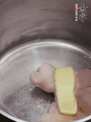 撈出洗凈后，加蔥姜、黃酒二遍焯水。