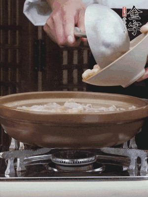 燜煮30分鐘，下花生、紅棗煮5分鐘。（花生提前預(yù)煮15分鐘）