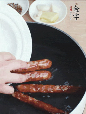 金字香腸水煮15分鐘，撈出切薄片。