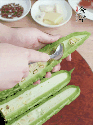 苦瓜去籽切薄片，一點鹽拌勻，10分鐘后沖洗控干。香蔥切蔥花、姜切末、蒜拍碎、干辣椒切圈。