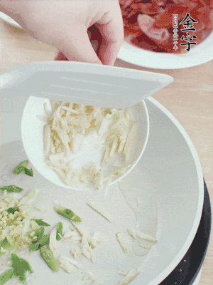 油4成熱，下蔥姜蒜、干辣椒、花椒煸出香味。