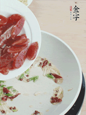 放香腸、苦瓜快速翻炒。