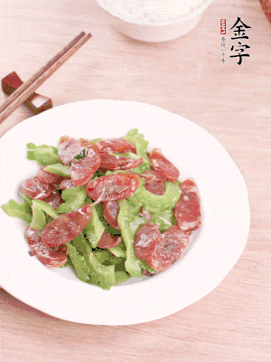 一小撮糖調(diào)味。