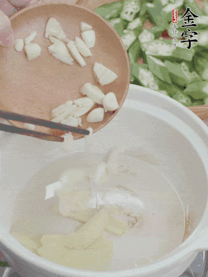 砂煲熱油，姜蒜、辣椒煸香。