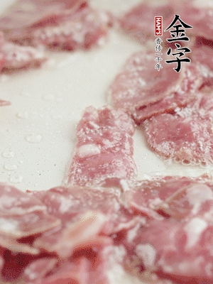 炒鍋熱油，下培根火腿煸炒。