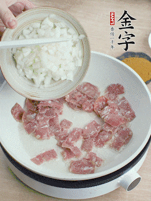 依次下洋蔥、紅菜椒、豌豆粒、玉米粒翻炒均勻。