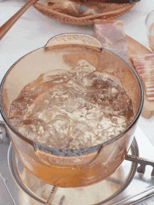 春筍切片焯水3分鐘，去除草酸澀味。