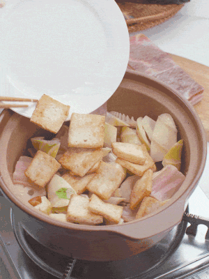 依次下春筍、豆腐，開(kāi)水沒(méi)過(guò)食材。