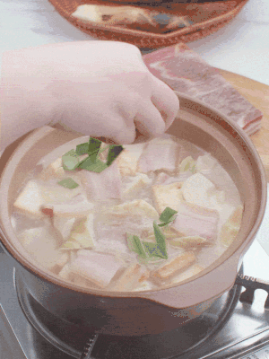 一小撮鹽、糖、雞精調(diào)味，最后撒點(diǎn)蒜葉點(diǎn)綴。