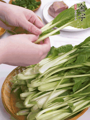 小青菜掰成一片片。