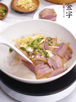 咸肉入鍋里煎至微金黃，下蔥姜蒜，撒幾顆花椒。